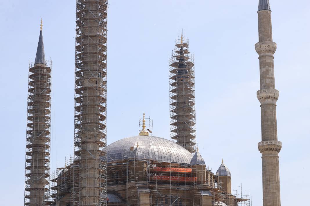 Selimiye Camisi'nin ana kubbe aleminin montajı tamamlandı 5